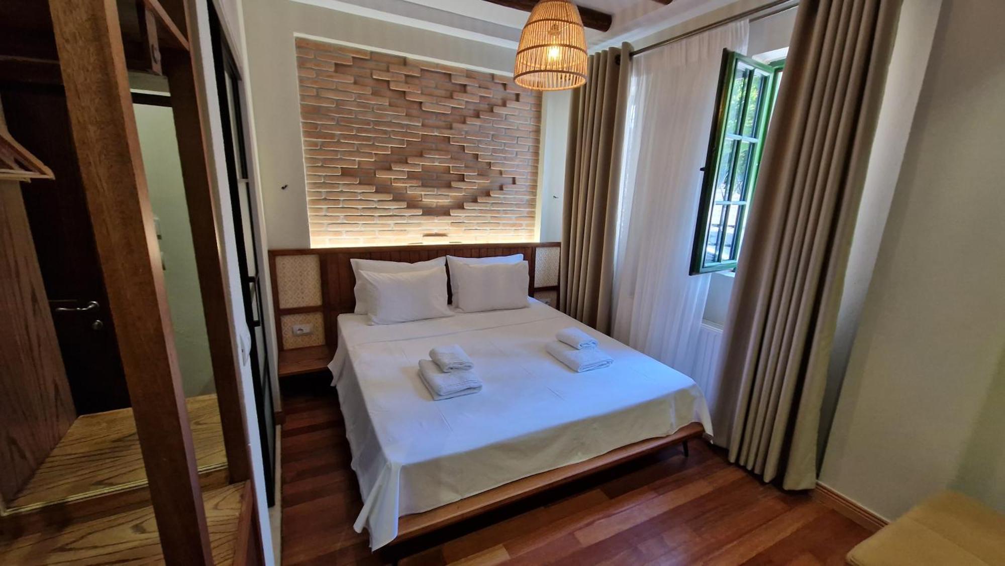 Bujtina Behram Hotel Korça Kültér fotó